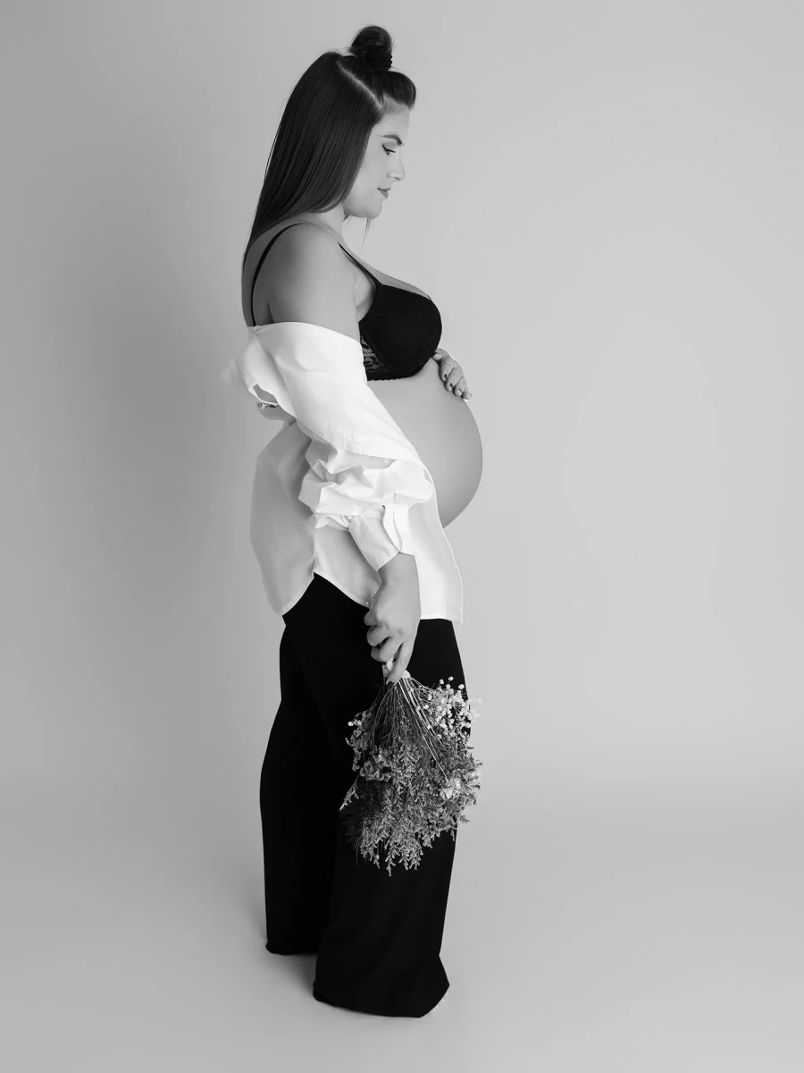 mujer embarazada con un ramo de flores